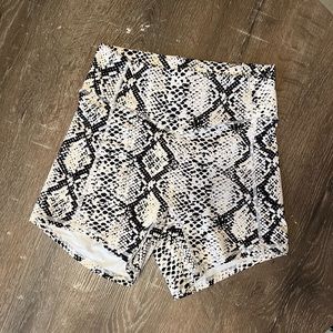 Balance athletica / vitality snakeskin python ascend shorts size small
